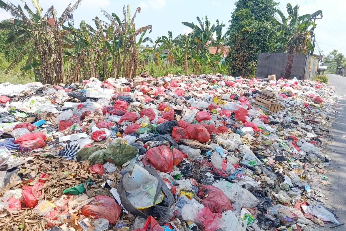 Sampah Menggunung di TPS