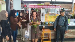 Peringati Hari Kartini Pedagang di Zona Kuliner Purwasera Purwokerto Pakai Kebaya