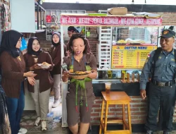Peringati Hari Kartini Pedagang di Zona Kuliner Purwasera Purwokerto Pakai Kebaya